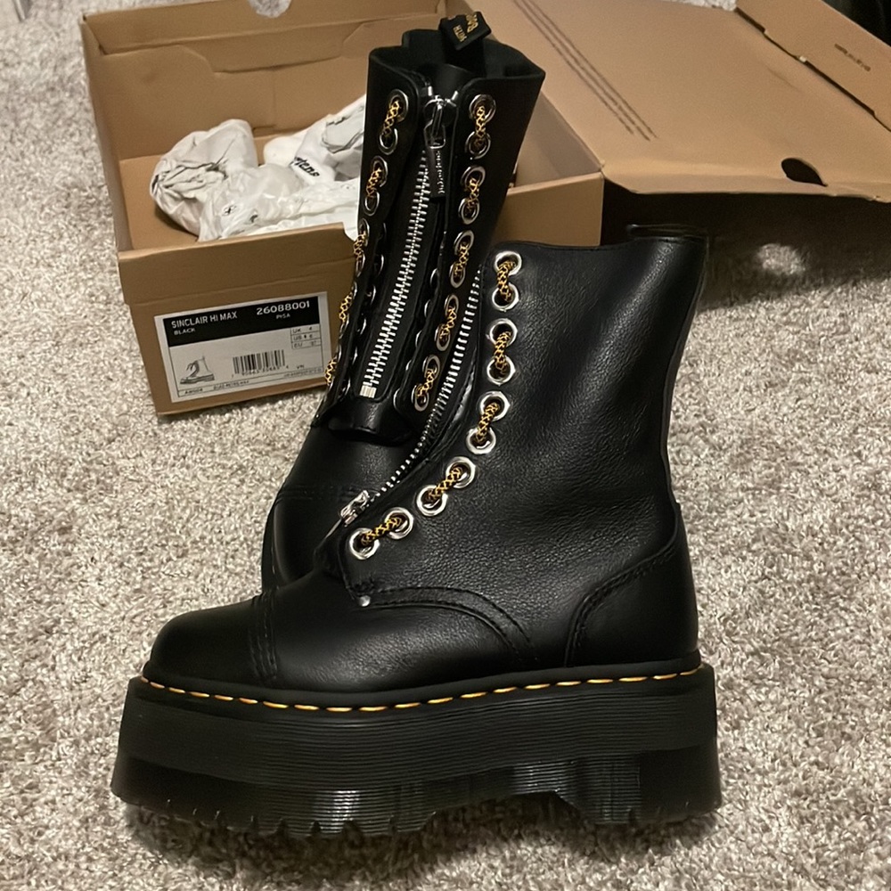 Dr.Martens Sinclair high max black boots.